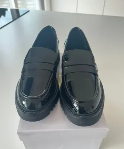 Sorte lak-loafers med chunky sål – str. 40