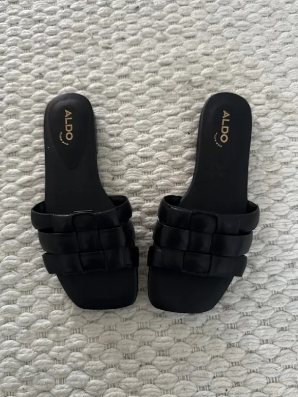 Sorte sandaler