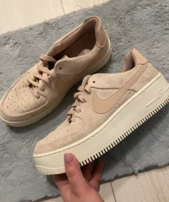 Sportowe damskie sneakersy buty Air Force 1 Sage Low beżowe różowe zamszowe 40