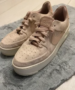 Sportowe damskie sneakersy buty Air Force 1 Sage Low beżowe różowe zamszowe 40