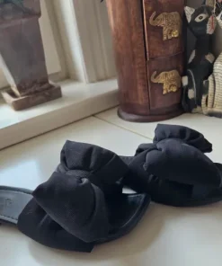 Söta svarta tofflor med rosett