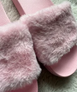 Super söta rosa tofflor med fluffig faux fur