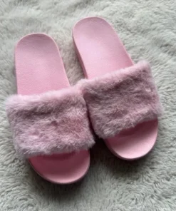 Super söta rosa tofflor med fluffig faux fur