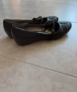 Svarta finskor med rem Kenneth Cole