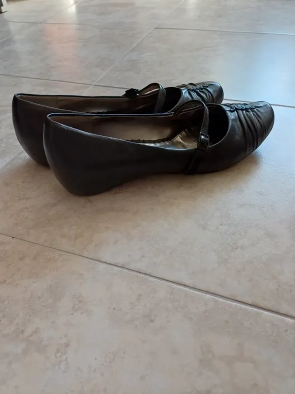 Svarta finskor med rem Kenneth Cole
