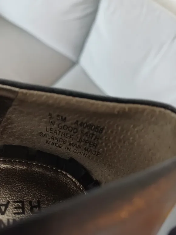 Svarta finskor med rem Kenneth Cole