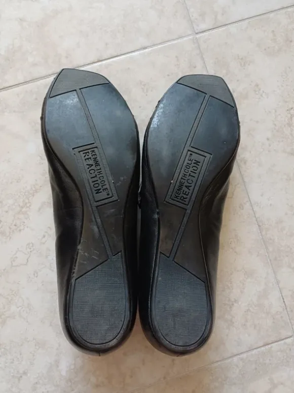 Svarta finskor med rem Kenneth Cole