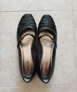 Svarta finskor med rem Kenneth Cole