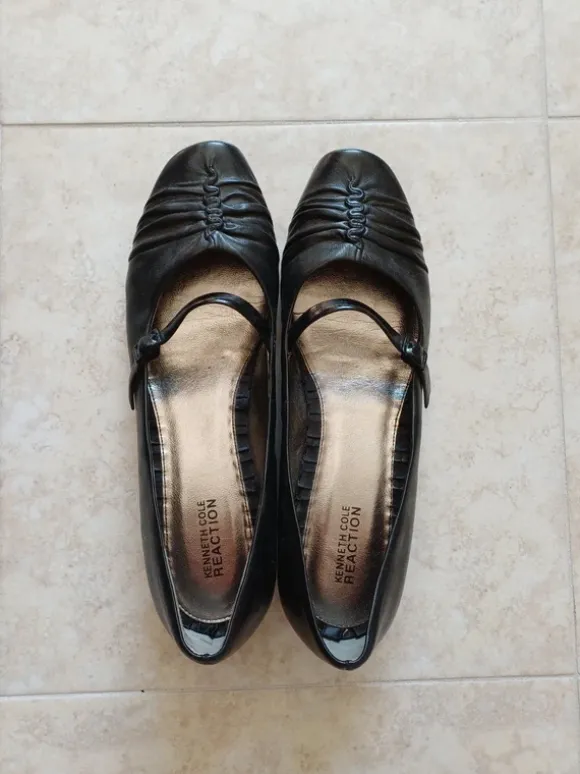 Svarta finskor med rem Kenneth Cole