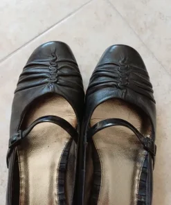 Svarta finskor med rem Kenneth Cole