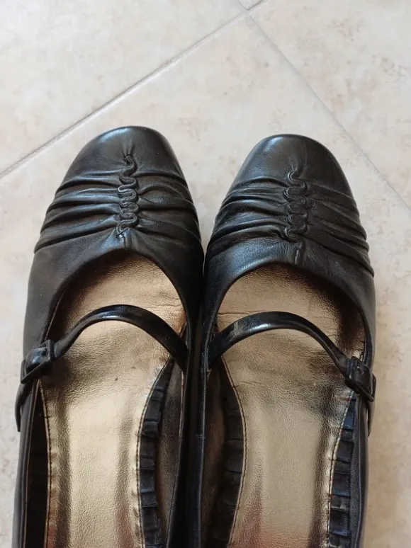 Svarta finskor med rem Kenneth Cole