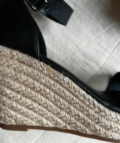 Svarta kilklack sandaletter/espadrillos med flätad klack/sula