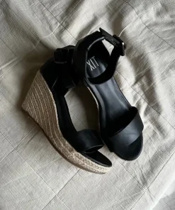 Svarta kilklack sandaletter/espadrillos med flätad klack/sula