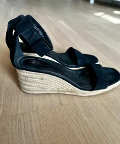 Svarta kilklackar