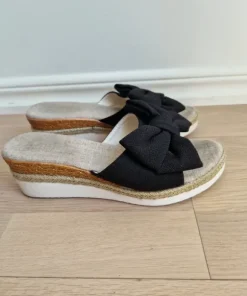 Svarta kilklackssandaler med rosett och flätad sula