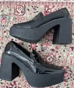 Svarta lackade loafers med platåsula