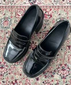 Svarta lackade loafers med platåsula