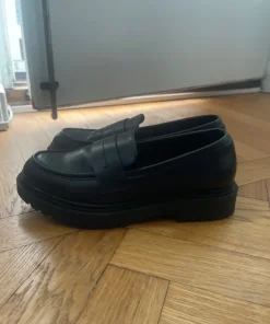 Svarta loafers