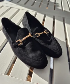 Svarta loafers med betsel