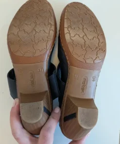 Svarta pumps med rem och nitdetaljer