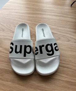 Tofflor från Superga