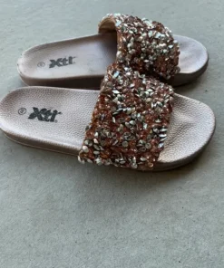 Tofflor i rosa glitter pärlor