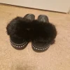 Tofflor med päls på oanvänd