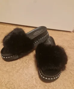 Tofflor med päls på oanvänd