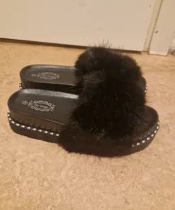 Tofflor med päls på oanvänd