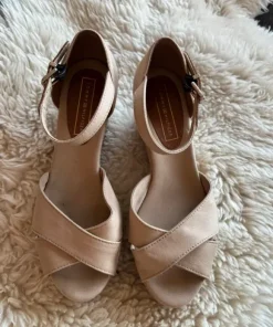 Tommy Hilfiger sandaler i beige og guld str 38