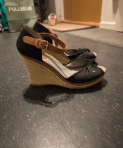 Tommy Hilfiger sandals 39