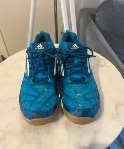 Träningsskor strl 45 från Adidas