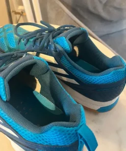 Träningsskor strl 45 från Adidas
