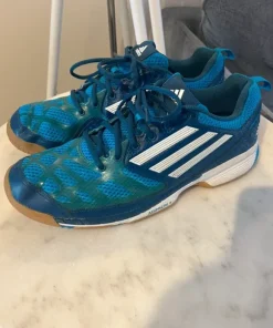 Träningsskor strl 45 från Adidas