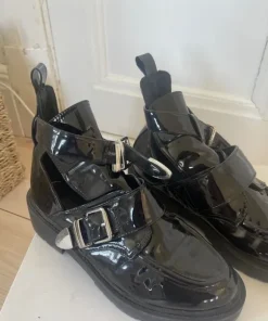 Tuffa skor med spänne