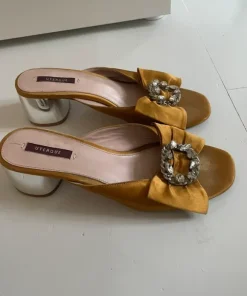 Uterqüe Satin Sandaler med Rhinstensspænde