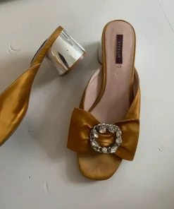Uterqüe Satin Sandaler med Rhinstensspænde