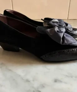Vackra skinnpumps med rosett