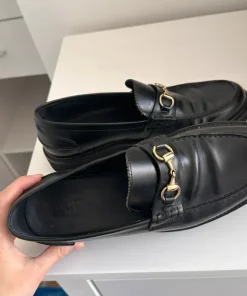 Vinny’s sorte loafers med guld spænde
