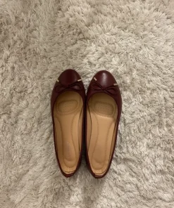 Vinröda ballerina skor