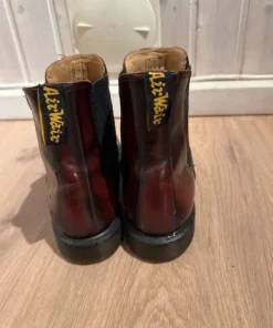 Vinröda boots slip in
