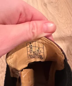 Vinröda boots slip in