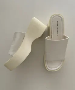 Vita platåsandaler
