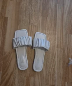Vita sandaler, storlek 39