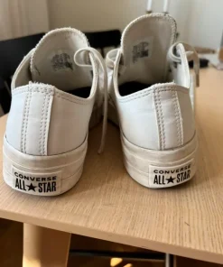 Vita sneakers i skinnmaterial ifrån Converse