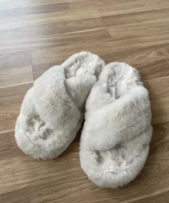 Vita/creme fluffiga tofflor 40/41 H&M | Vinted