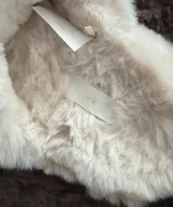 Vita/creme fluffiga tofflor 40/41 H&M | Vinted