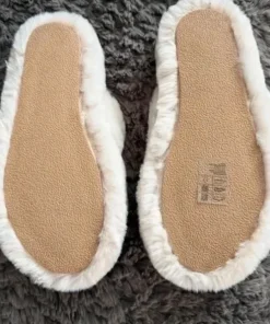 Vita/creme fluffiga tofflor 40/41 H&M | Vinted