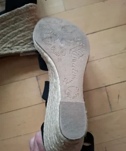 Wedge sandal.