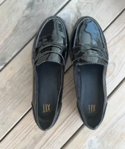 XLNT loafers i högblankt fejkskinn